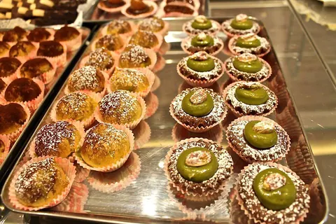 Vassoio di pasticcini al pistacchio e bignè
